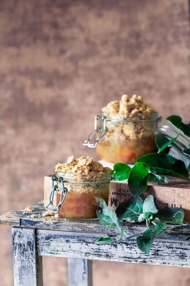 Apfelkuchen mit Knusperstreusel im Glas Streusel? Wenn ich das Wort höre zuckt mein Körper und meine Augen wandern in alle Richtungen um die Streusel zu finden. Ich liebe Butterstreusel einfach. Und zum Wochenende gibt es für Euch das Rezept von saftigen Apfelkuchen im Glas. Natürlich mit Streusel.
