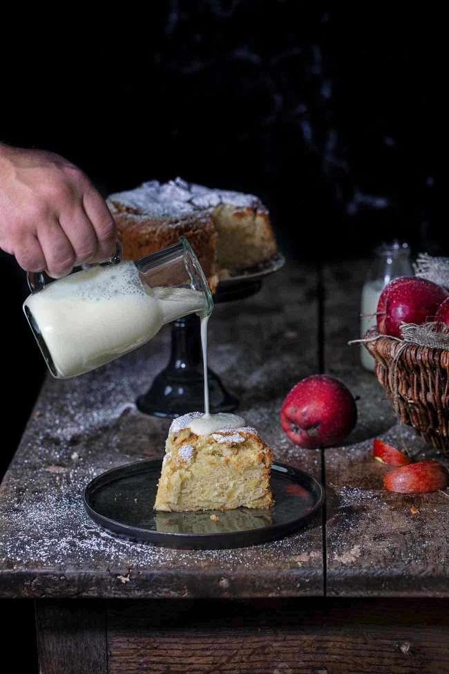 Das ist er: Mein Lieblings-Apfelkuchen. Er ist vollgepackt mit knackigen Äpfeln, saftig und hat eine leckere Zuckerkruste. Mehr Apfelkuchen geht nicht.
