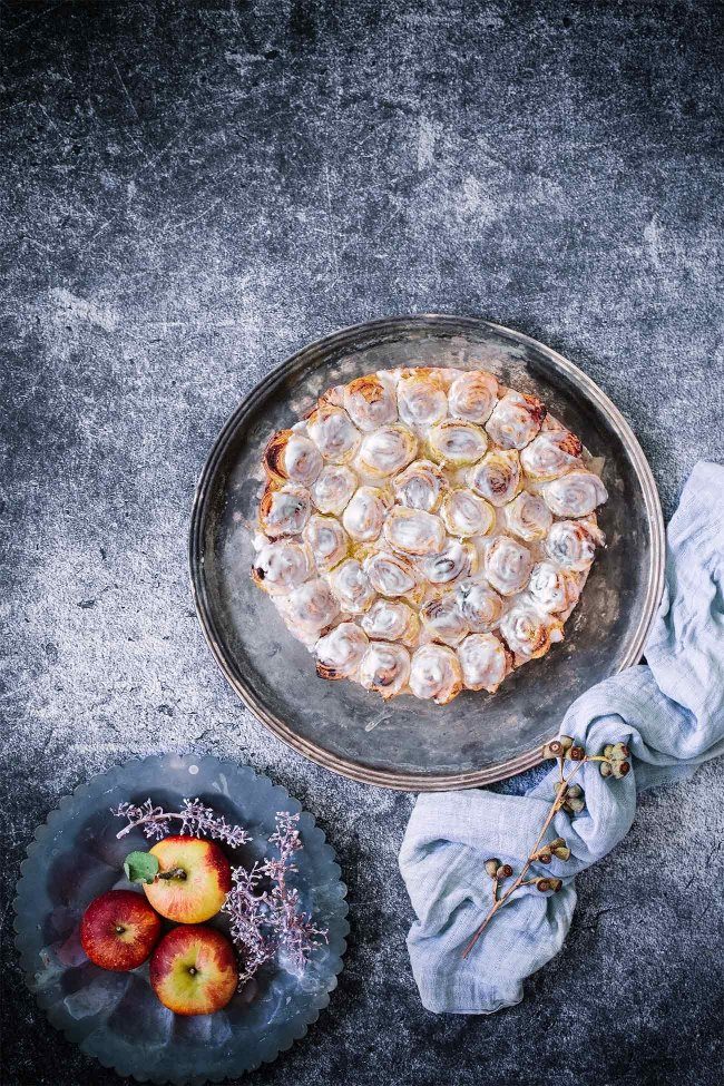 Apfelkuchen mit Zimtschnecken-Topping „Ich will einen Apfelkuchen“, ruft es aus dem Wohnzimmer. „Ich will aber Zimtschnecken“, ertönt es noch lauter aus dem Kinderzimmer. Immer dasselbe. Ich stampfe dann wütend ins Obergeschoss, setze mich an den Tisch, trinke einen Kaffee und atme tief durch. Und fange an zu backen. Ich entscheide: Es gibt einen Apfelkuchen mit Zimtschnecken obendrauf.