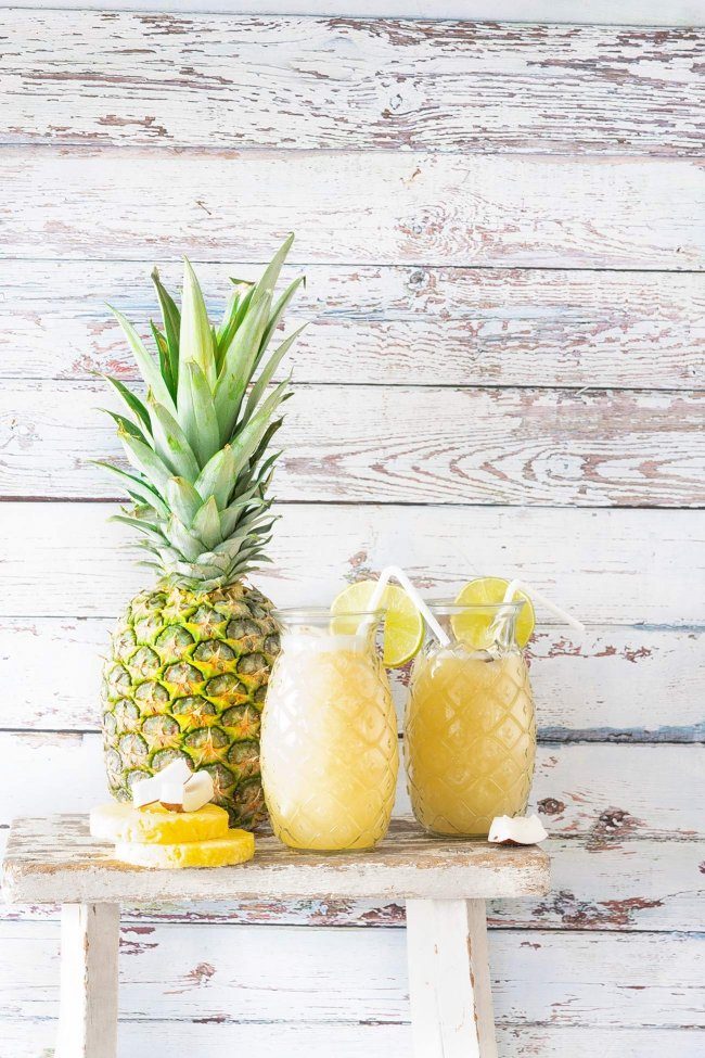 Am Aschermittwoch ist alles vorbei... und ihr braucht sicherlich einen Muntermacher oder? Also Augen zu – Karibikfeeling an. Und das Beste daran? Der Smoothie versetzt Dich nicht nur in Urlaubsstimmung, sondern versorgt Dich mit vielen Vitaminen und Nährstoffen. Vitamin E, B1, B2, B6, C, Beta-Carotin und Folsäure. Kalium, Natrium, Eisen und Magnesium....hört sich fast an wie eine Multivitamintablette oder? Aber der Smoothie hat es eben in sich. Die 5 wichtigsten Elektrolyten werden dich wieder fit und munter machen.