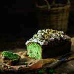 Wenn schon, dann muss er auch grün sind. Daher hat der saftige Kuchen ein wenig grüne Lebensmittelfarbe in den Teig bekommen. Ich bin eh ein ganz großer Pistazien-Fan. Und wenn der Kuchen noch eine dicke Haube aus Frischkäse bekommt, dann bin ich hin und weg.